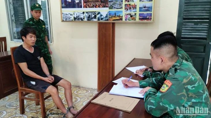 Cán bộ Đồn biên phòng Ba Sơn, Cao Lộc, (Lạng Sơn) lấy lời khai đối tượng Lăng Văn bảy.