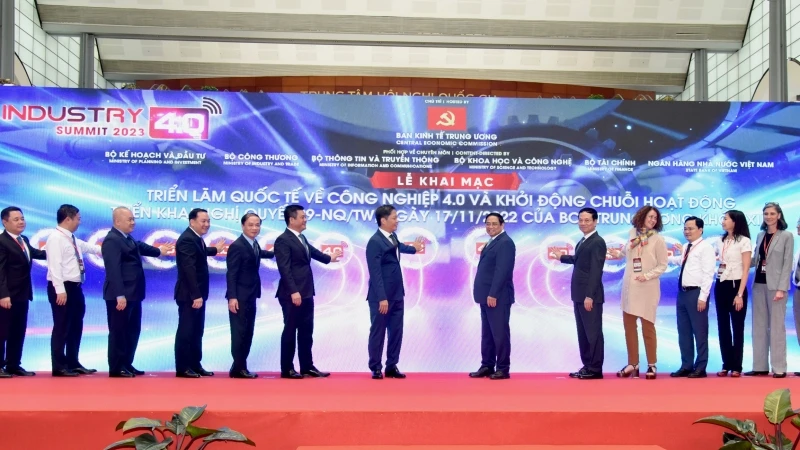 Thủ tướng và các đại biểu nhấn nút khai mạc Triển lãm Quốc tế về Công nghiệp 4.0 năm 2023.