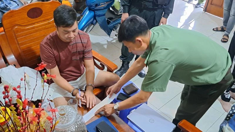 Cơ quan công an đang thực hiện lệnh giữ người trong trường hợp khẩn cấp