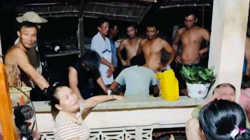 Gia đình nạn nhân đau buồn khi cùng lúc mất 3 người thân. 