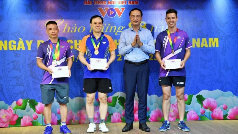 Các vận động viên giành Huy chương Vàng ở nội dung đơn nam lãnh đạo, đơn nam trên 45 tuổi và đơn nam dưới 45 tuổi.
