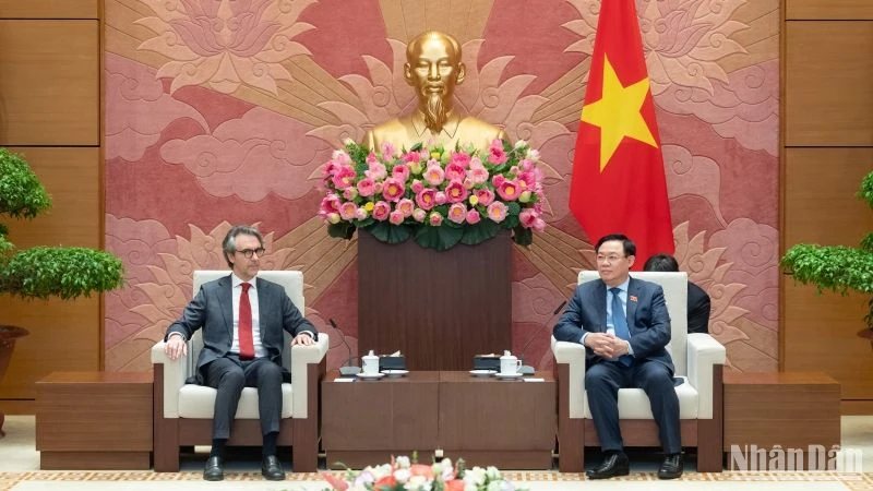 Chủ tịch Quốc hội Vương Đình Huệ tiếp Đại sứ, Trưởng Phái đoàn Liên minh châu Âu tại Việt Nam Giorgio Aliberti. (Ảnh Duy Linh)