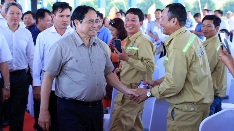 Thủ tướng Phạm Minh Chính hỏi thăm, động viên công nhân thi công tuyến cao tốc.