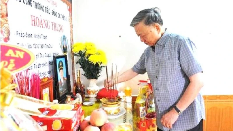 Bộ trưởng Tô Lâm thắp hương tưởng nhớ các liệt sĩ. (Ảnh: Văn Thành)
