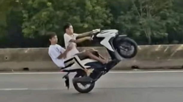 Dương Hứa Hoàng Vân và Nguyễn Văn Gia Kiệt điều khiển xe chạy bằng một bánh.