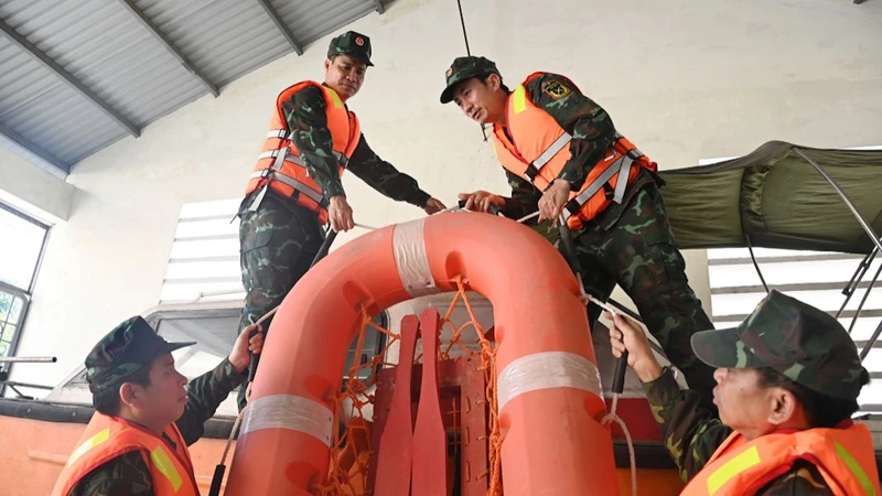 Lực lượng vũ trang huyện Hải Hà chủ động phòng chống bão số 1. 