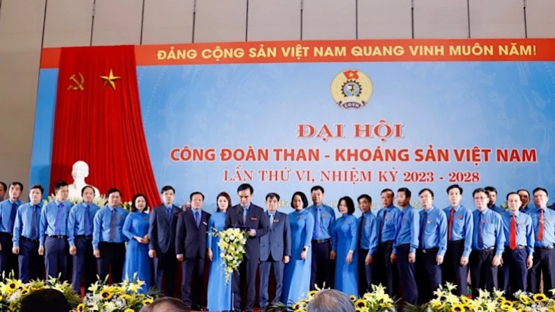 Ra mắt Ban Chấp hành nhiệm kỳ 2023-2028.