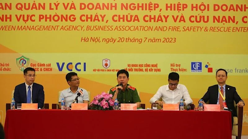 Đại diện cơ quan chức năng đối thoại với doanh nghiệp tháo gỡ khó khăn về phòng cháy, chữa cháy.