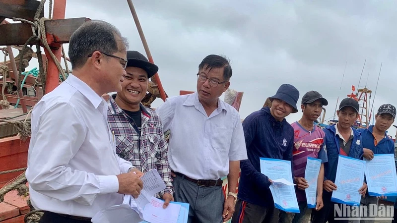 Đại diện Đoàn công tác Ban Chỉ đạo về IUU tỉnh Kiên Giang thăm, tặng quà ngư dân tại Cảng cá Thịnh Long, huyện Hải Hậu (Nam Định).