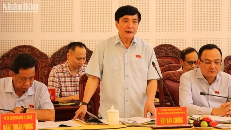 Ủy ban Thường vụ Quốc hội do Ủy viên Trung ương Đảng, Ủy viên Ủy ban Thường vụ Quốc hội, Tổng Thư ký Quốc hội, Chủ nhiệm Văn phòng Quốc hội Bùi Văn Cường làm trưởng đoàn giám sát phát biểu tại buổi làm việc.