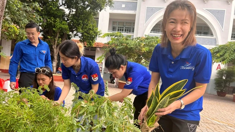 Các bạn trẻ chuẩn bị cây xanh trang trí tại chương trình.
