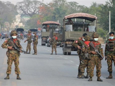 Binh sĩ gác trên đường phố tại Naypyidaw (Myanmar). (Ảnh: AFP/TTXVN)