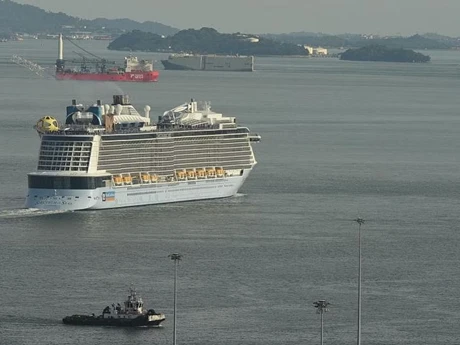 Một hành khách đã rơi khỏi du thuyền Spectrum of the Seas và mất tích ở Eo biển Singapore. (Nguồn: The Straits Times)