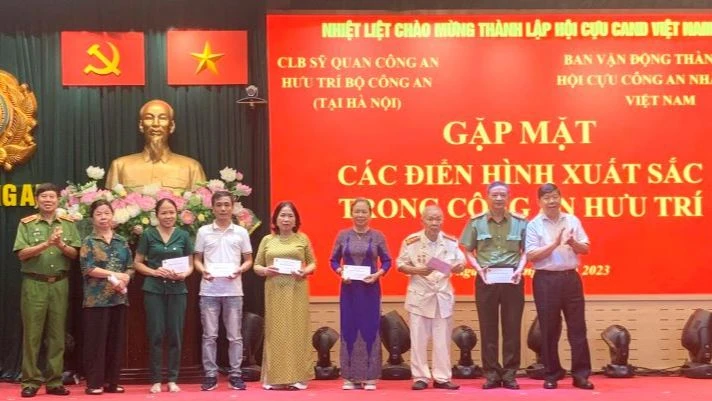 Trao quà tặng các hội viên có hoàn cảnh khó khăn.