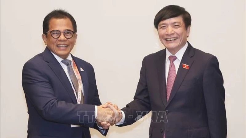 Tổng Thư ký Quốc hội, Chủ nhiệm Văn phòng Quốc hội Bùi Văn Cường gặp Tổng Thư ký Hạ viện Indonesia Indra Iskandar. (Ảnh: Doãn Tấn/TTXVN)