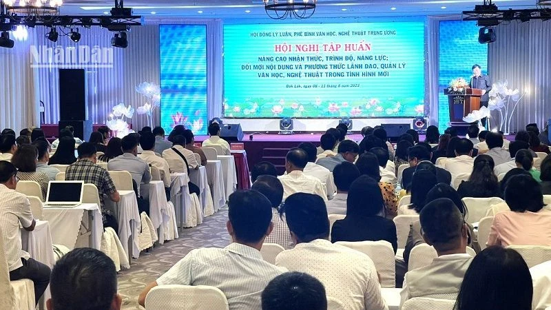 Phó Giáo sư, Tiến sĩ Nguyễn Thế Kỷ, Chủ tịch Hội đồng Lý luận, phê bình văn học, nghệ thuật Trung ương phát biểu khai mạc hội nghị tập huấn.
