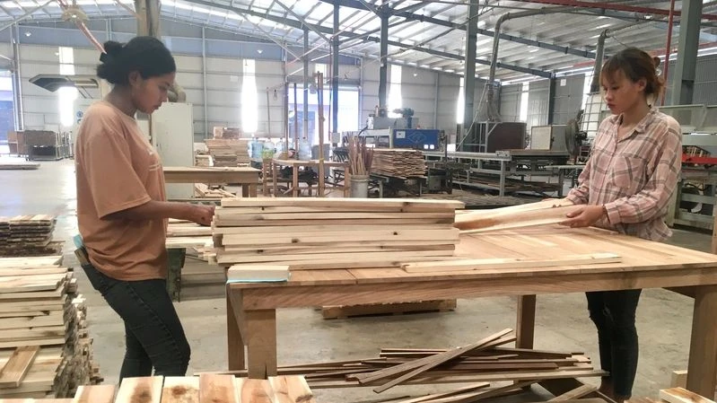 Sản xuất đồ gỗ xuất khẩu tại Công ty cổ phần gỗ nguyên liệu TAVICO (Đồng Nai).