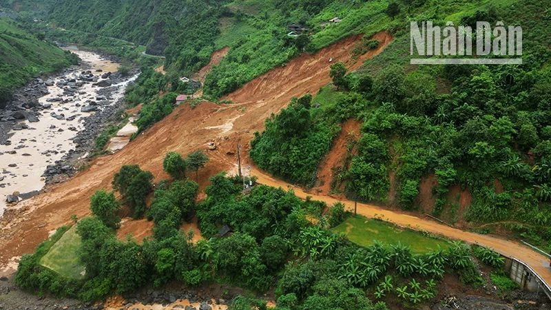Một điểm sạt lở nghiêm trọng trên tuyến quốc lộ 279D.