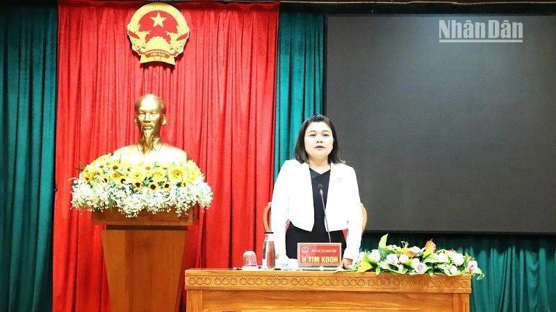 Phó Chủ tịch Ủy ban nhân dân tỉnh Đắk Lắk H’Yim Kdoh phát biểu tại cuộc họp.