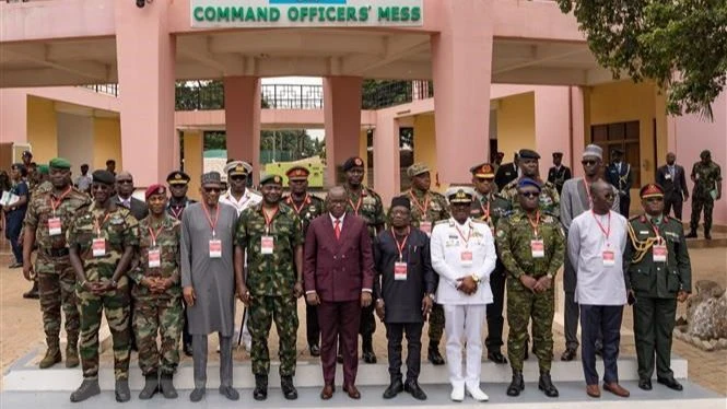 Các đại biểu chụp ảnh chung tại Hội nghị bất thường của ECOWAS ở Accra, Ghana, ngày 17/8/2023. (Ảnh: AFP/TTXVN)