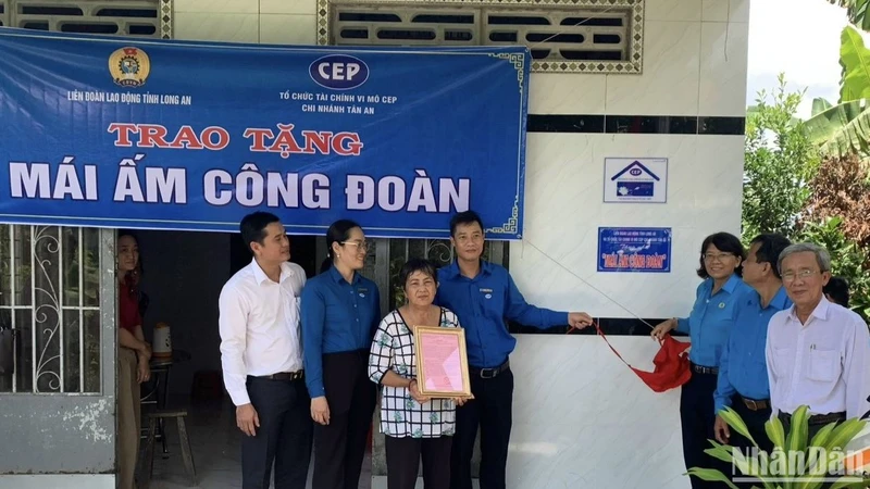Lãnh đạo Liên đoàn Lao động tỉnh Long An và nhà tài trợ trao "Mái ấm Công đoàn" cho người lao động tại huyện Châu Thành.
