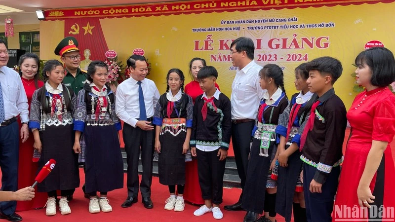 Bí thư Tỉnh ủy Đỗ Đức Duy cùng các học sinh dân tộc thiểu số vui ngày khai giảng năm học mới.