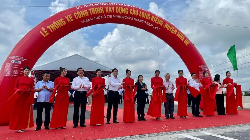 Lãnh đạo thành phố tham dự lễ thông xe cầu Long Kiểng