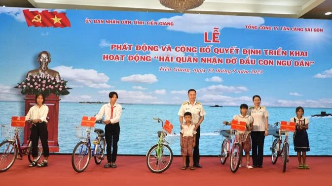 Tặng xe đạp cho 5 ngư dân có hoàn cảnh khó khăn.