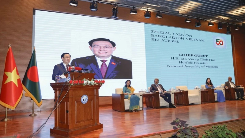 Chủ tịch Quốc hội Vương Đình Huệ phát biểu chính sách tại Học viện Ngoại giao Bangladesh. (Ảnh: Doãn Tấn/TTXVN)