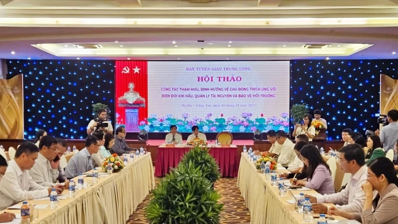 Toàn cảnh Hội thảo Công tác tham mưu, định hướng về chủ động thích ứng với biến đổi khí hậu, quản lý tài nguyên và bảo vệ môi trường.