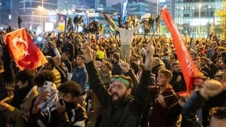 Người biểu tình ở Istanbul ngày 18/10. (Nguồn: AFP)