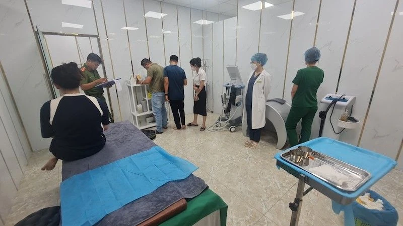 Lực lượng chức năng lập biên bản tại cơ sở phun thêu thẩm mỹ ID Korea. (Ảnh: Công an cung cấp)
