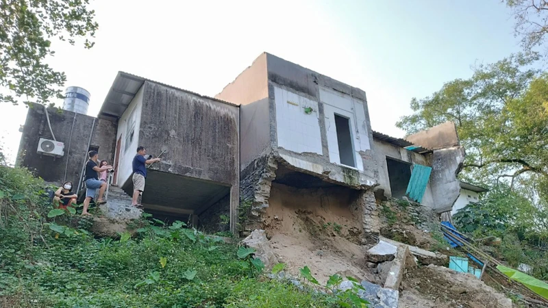 Tình trạng sạt lở xảy ra tại tổ 14, thị trấn Vị Xuyên, huyện Vị Xuyên.