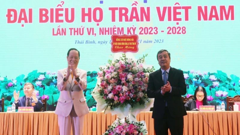 Bí thư Tỉnh ủy Thái Bình Ngô Đông Hải (bên phải) tặng hoa chúc mừng Đại hội. (Ảnh: MAI TÚ)