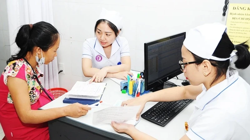Quyền lợi bảo hiểm y tế vẫn được bảo đảm khi áp dụng khung giá khám, chữa bệnh mới. (Ảnh minh họa: HẢI NAM/Báo Nhân Dân)