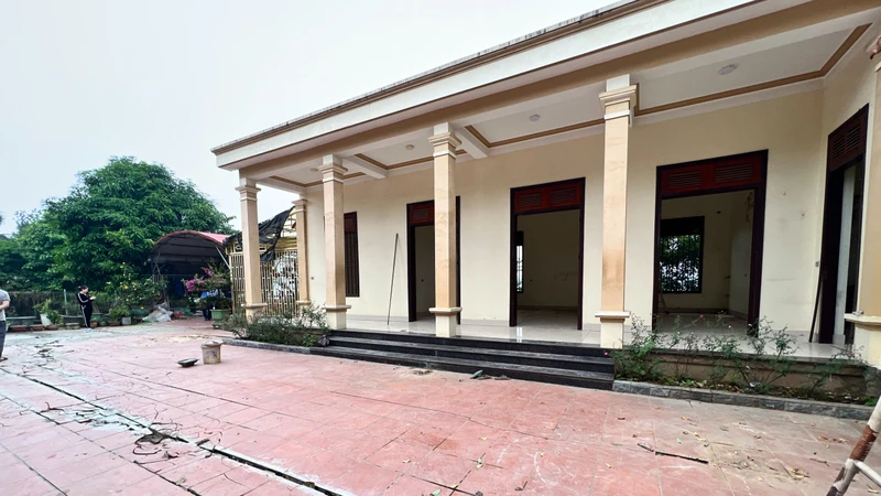 Sạt lở khiến gia đình bà Nguyễn Thúy Liễu phải di dời khẩn cấp.