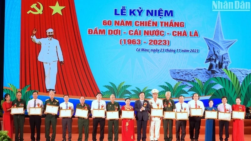 Chủ tịch Ủy ban nhân dân tỉnh Cà Mau tặng Bằng khen cho 2 tập thể và 13 cá nhân có đóng góp tích cực tư liệu, hiện vật… về Chiến thắng Đầm Dơi-Cái Nước-Chà Là.