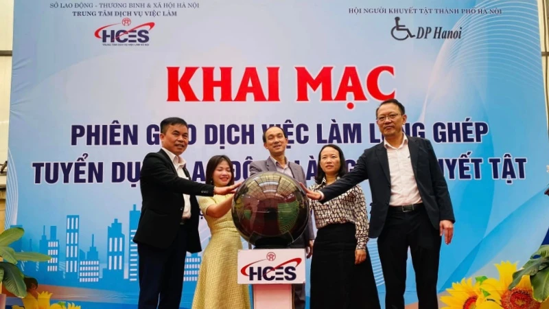 Nhấn nút khai mạc phiên giao dịch việc làm lồng ghép tuyển dụng lao động là người khuyết tật.
