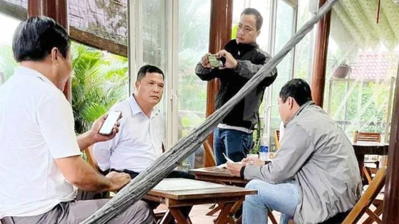 Bắt quả tang đối tượng Đặng Ngọc Bảo (ngồi giữa) nhận tiền từ doanh nghiệp 