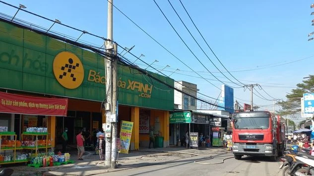 Xe chữa cháy chuyên dụng được điều đến hiện trường để dập lửa.