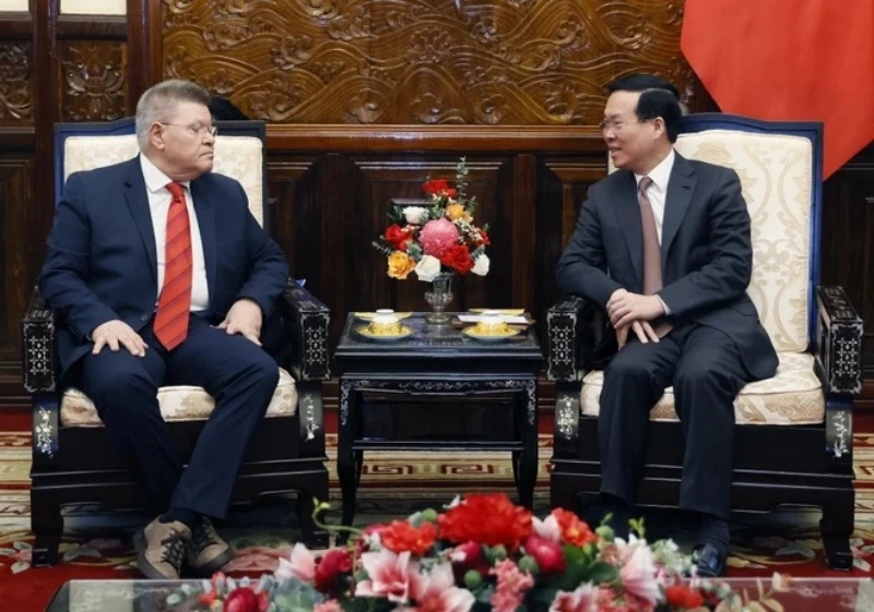 Chủ tịch nước Võ Văn Thưởng và Tổng Thư ký Liên hiệp Công đoàn Thế giới Pambis Kyritsis trao đổi tại buổi tiếp. (Ảnh: Thống Nhất/TTXVN)