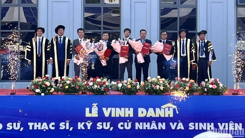 Trao quyết định bổ nhiệm và vinh danh 5 tân Phó Giáo sư năm 2023. 