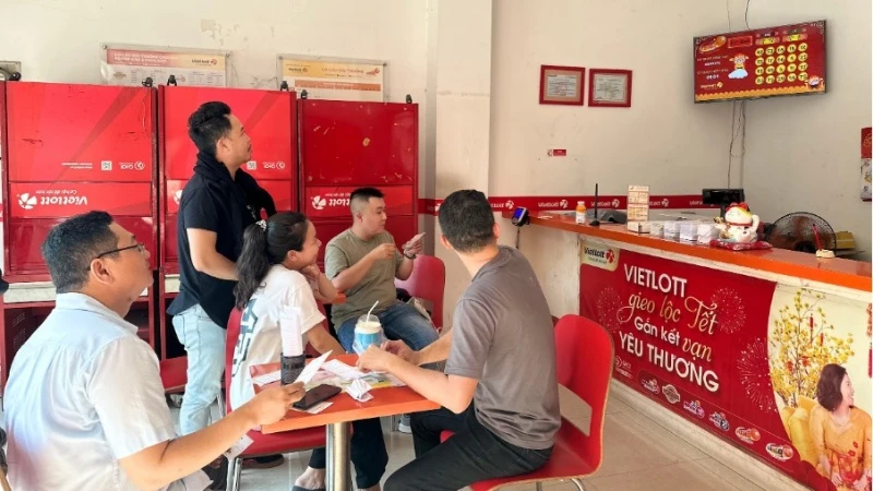 Người chơi theo dõi màn hình chơi Keno để xem kết quả mỗi 8 phút/kỳ quay. (Nguồn: Vietlott)