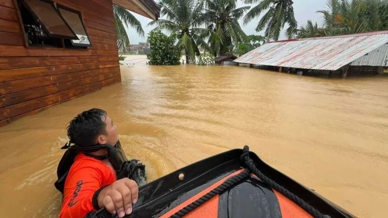 Lực lượng cứu hộ sơ tán người dân. (Nguồn: AFP)