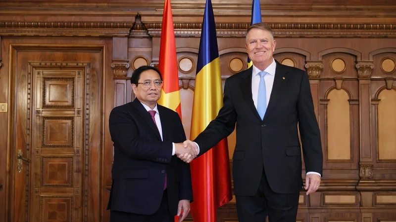 Thủ tướng Phạm Minh Chính hội kiến Tổng thống Romania Klaus Iohannis. (Ảnh: Nhật Bắc)