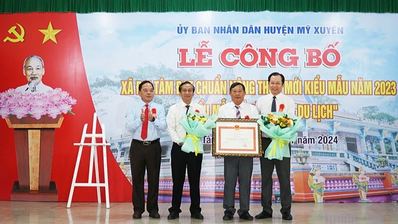 Trao Quyết định của UBND tỉnh Sóc Trăng công nhận xã Đại Tâm đạt chuẩn nông thôn mới kiểu mẫu.