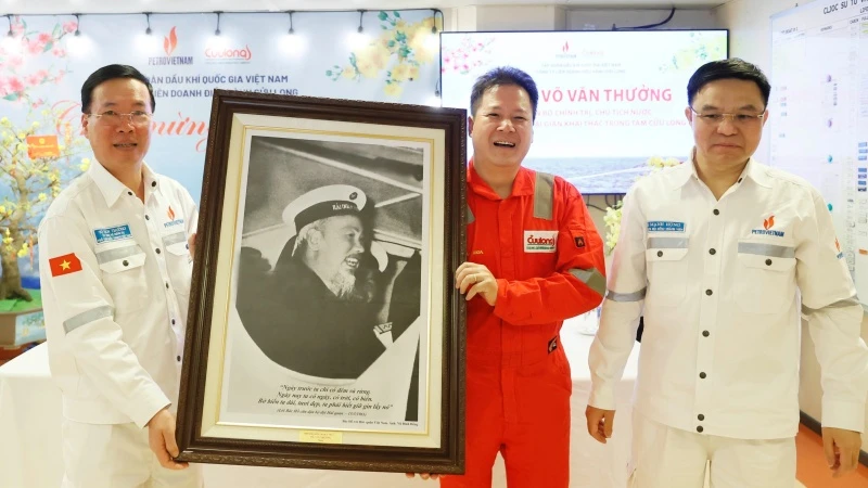 Chủ tịch nước Võ Văn Thưởng tặng bức tranh Bác Hồ cho cán bộ, công nhân Giàn khai thác trung tâm của Công ty Liên doanh Điều hành Cửu Long (Cửu Long JOC). (Ảnh: Thống Nhất/TTXVN)