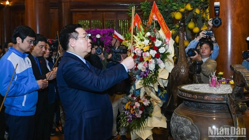 Chủ tịch Quốc hội Vương Đình Huệ dâng hương tưởng niệm Chủ tịch Hồ Chí Minh tại Khu di tích Kim Liên. (Ảnh: DUY LINH)
