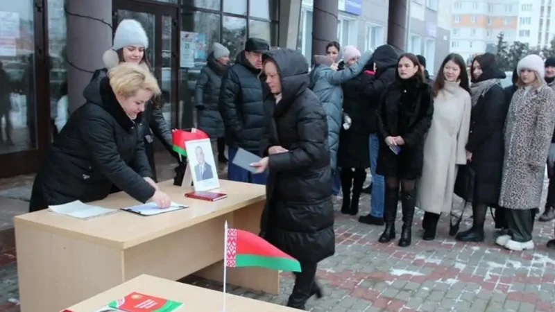 Cử tri Belarus xếp hàng đi bỏ phiếu. (Nguồn: DW)