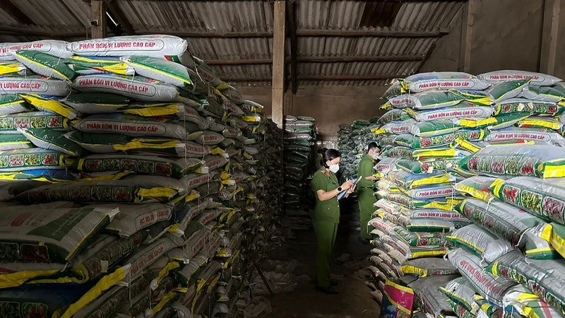 Lực lượng Cảnh sát kinh tế Công an tỉnh Quảng Ngãi kiểm kho phân bón giả của Công ty trách nhiệm hữu hạn một thành viên Việt Đức. (Ảnh: Công an tỉnh Quảng Ngãi cung cấp)